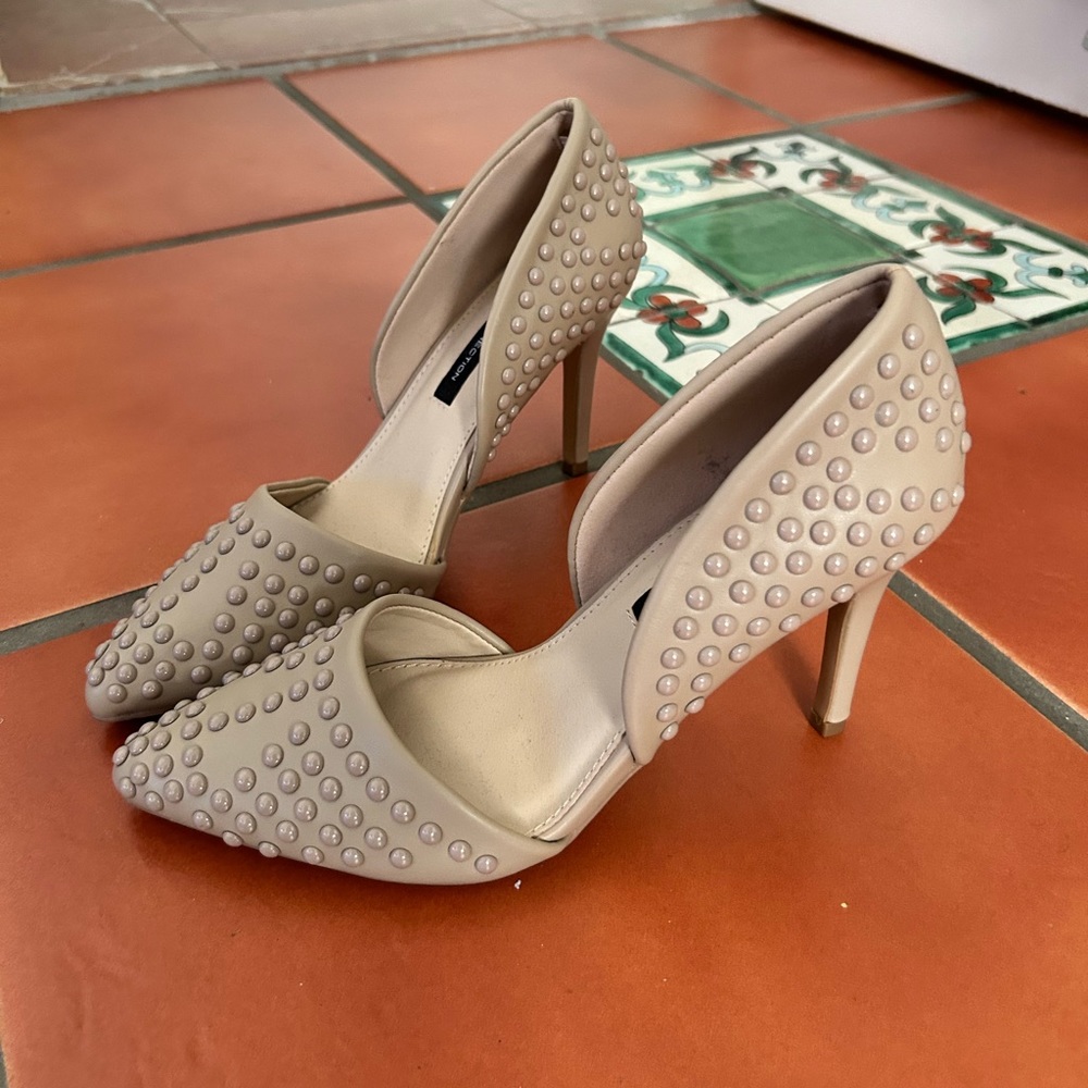 Cream. Beige shoes with studs. Studded pumps